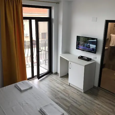 Guest house Pensiunea Crown