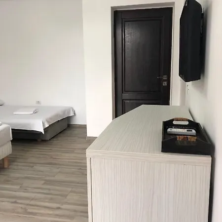 Pensiunea Crown بيت ضيافة