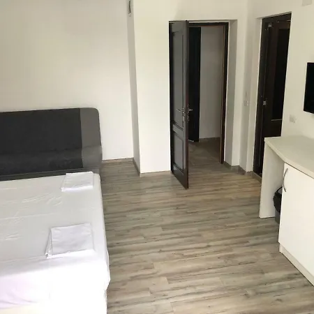 Guest house Pensiunea Crown